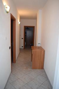 einen Flur eines Zimmers mit einem Schreibtisch und einer Tür in der Unterkunft Apartments Agostino in Ioppolo