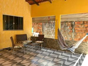 un patio con sillas y hamacas en un edificio en Casa de Sufia, en Alto Paraíso de Goiás