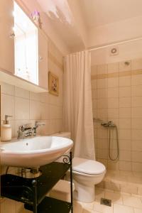 アラコバにあるKatsarou Apartmentsのバスルーム(洗面台、トイレ、シャワー付)