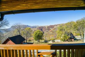 En balkong eller terrasse på Utopia Mountain resort Bjelasnica