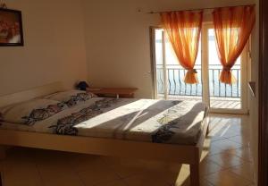 En eller flere senge i et værelse på Apartments Domagoj - on the beach