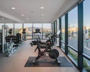 un gimnasio con cintas de correr y bicicletas estáticas en un edificio en Ayres Hotel San Diego South - Chula Vista en Chula Vista