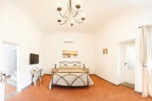 een woonkamer met een tafel en een kroonluchter bij B&B Mi casa es tu casa in Quarrata