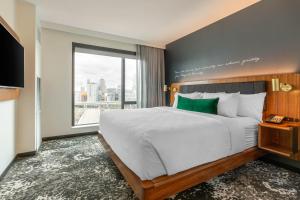 מיטה או מיטות בחדר ב-Cambria Hotels Boston Downtown - Seaport