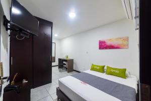 a bedroom with a bed and a flat screen tv at Ayenda 1406 Depeapan in Cali