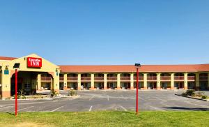 an empty parking lot in front of a hotel at Executive Inn westley,CA in Westley