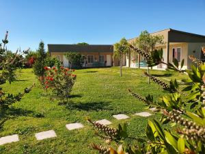 a house with a yard with plants and flowers at Rincón del Alma in Saladillo