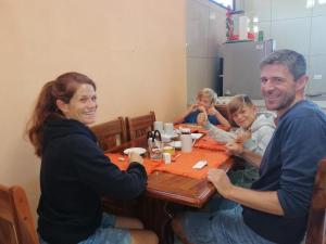 un grupo de personas sentadas en una mesa en Mountain Faro Hotel en Monteverde Costa Rica