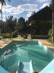 A piscina localizada em Pousada Cabanas da Serra Lumiar ou nos arredores