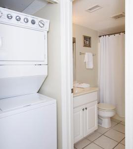 ein weißes Bad mit einem WC und einem Waschbecken in der Unterkunft Sunswept 601 Condo in Orange Beach