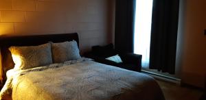 Postel nebo postele na pokoji v ubytování Pine Grove Motel
