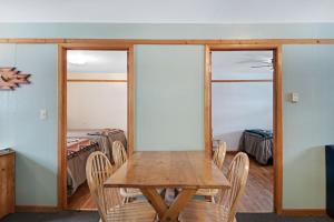 una mesa de madera y sillas en una habitación en Foothills Lodge and Cabins, en South Fork