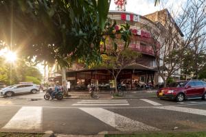 a busy city street with cars and a building at Ayenda 1406 Depeapan in Cali