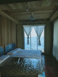 מיטה או מיטות בחדר ב-Egang-egang Resort Bum-Bum Island Semporna