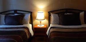 Postel nebo postele na pokoji v ubytování Pine Grove Motel + 21 fotografií