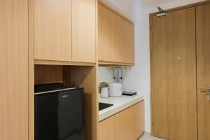 Kuchyň nebo kuchyňský kout v ubytování Cozy Studio Apartment at Tree Park City Cikokol By Travelio