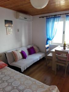 - un salon avec un canapé et une table dans l'établissement Apartment JoPek - sea view;, à Rtina