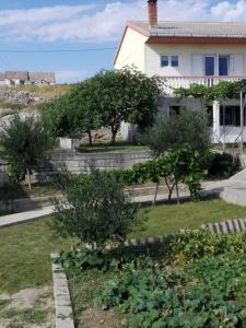 une maison avec des arbres et des buissons dans la cour dans l'établissement Apartment JoPek - sea view;, à Rtina