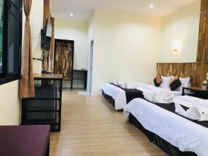 uma fila de camas num quarto em Khao Sok Nature Place - SHA Certified em Parque Nacional de Khao Sok