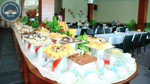 einen langen Tisch mit Kuchen und anderen Desserts in der Unterkunft Sandunes Beach Resort & Spa in Mui Ne