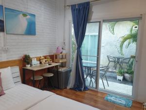 Postel nebo postele na pokoji v ubytování บ้านหมอบิวรีสอร์ทเชียงคาน BaanmhorbiwResortChiangKhan