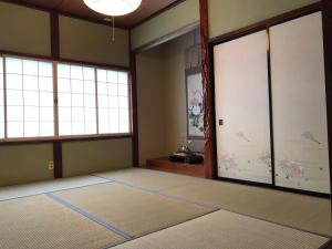 ShimminatoにあるRelaxing house de Akemiの窓と床にマットが敷かれた空き部屋