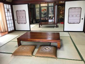 ShimminatoにあるRelaxing house de Akemiのコーヒーテーブル、マット2枚