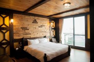 Postel nebo postele na pokoji v ubytování Youngquan HOTEL