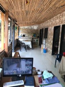 TV a/nebo společenská místnost v ubytování Palomino Hostel