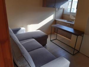 ein Wohnzimmer mit einem Sofa und einem Tisch in der Unterkunft City Center Holiday room in Limassol