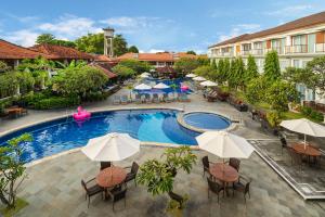 Bazén v ubytování Kuta Beach Club Hotel nebo v jeho okolí