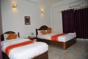 Postel nebo postele na pokoji v ubytování Hotel Chitwan Park Village