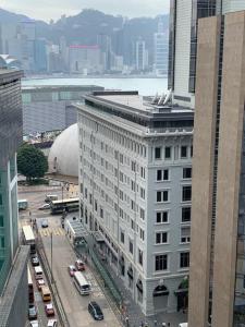 香港的住宿－伍德斯托克旅館，城市中心高大的白色建筑