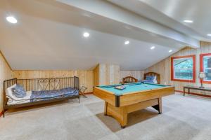 Билярдна маса в Money Creek Lodge - 5 Bed 2 Bath Vacation home in Skykomish