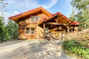 a log home with a driveway in front of it at Money Creek Lodge - 5 Bed 2 Bath Vacation home in Skykomish in Skykomish