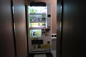 東京にある上野 東金屋ホテルの- 客室内のドリンクの自動販売機