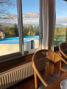 ein Esszimmer mit Blick auf den Pool durch ein Fenster in der Unterkunft Pension David in Puch bei Hallein