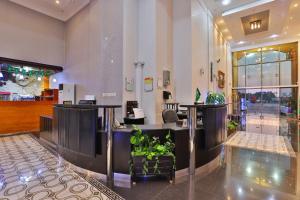 Jubail High Rise Hotel في الجبيل: لوبي مع منطقة انتظار بالنباتات