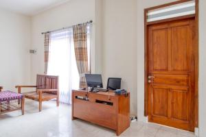 Μια τηλεόραση ή/και κέντρο ψυχαγωγίας στο RedDoorz near Universitas Gajah Mada