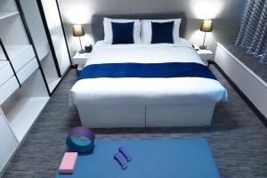 Cama o camas de una habitación en Bay Bridge Lifestyle Retreat, managed by Tang’s Living