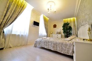 een slaapkamer met een bed en een groot raam bij Timotei Apartment in Sibiu