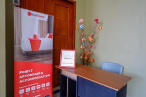 a reception desk in a room with a bedroom at RedDoorz Syariah near Alun Alun Pati in Pati