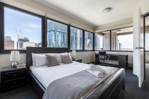 A bed or beds in a room at BIG SIZE 2BR + CAR = HEART OF MELBOURNE CBD