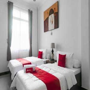 En eller flere senge i et værelse på RedDoorz Syariah Plus near Trans Studio Cibubur
