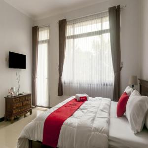 Voodi või voodid majutusasutuse RedDoorz Syariah Plus near Trans Studio Cibubur toas