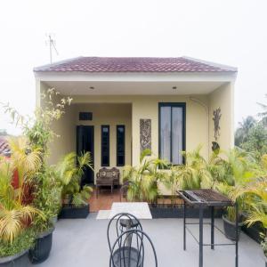 Aed väljaspool majutusasutust RedDoorz Syariah Plus near Trans Studio Cibubur
