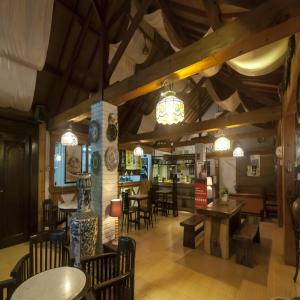 Restorāns vai citas vietas, kur ieturēt maltīti, naktsmītnē RedDoorz Syariah Plus near Trans Studio Cibubur