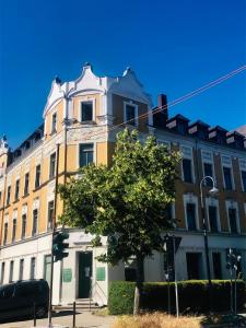 een groot gebouw op de hoek van een straat bij Kaßberg-Apartment am Puls der Stadt in Chemnitz