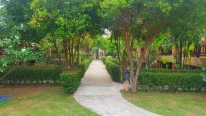 Jardín al aire libre en Lanta Riviera Villa Resort - SHA Certified