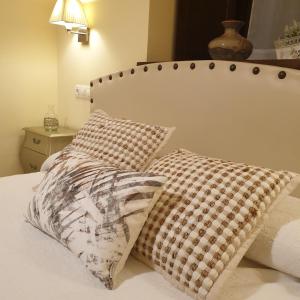 una camera da letto con un letto con un cuscino e una lampada di Casa De Aldea La Galea a Vegadeo